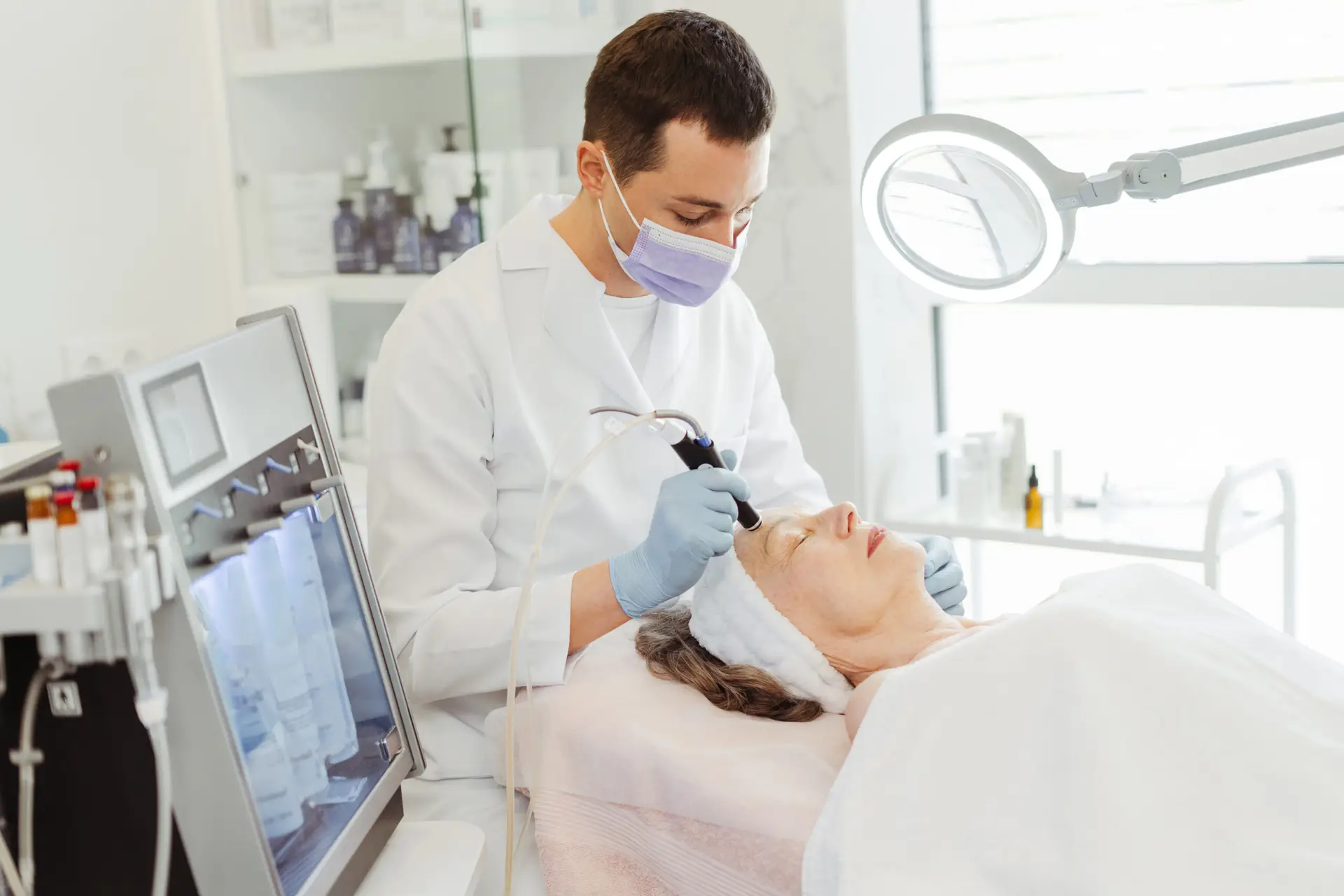 Cosmetologist performing mesotherapy